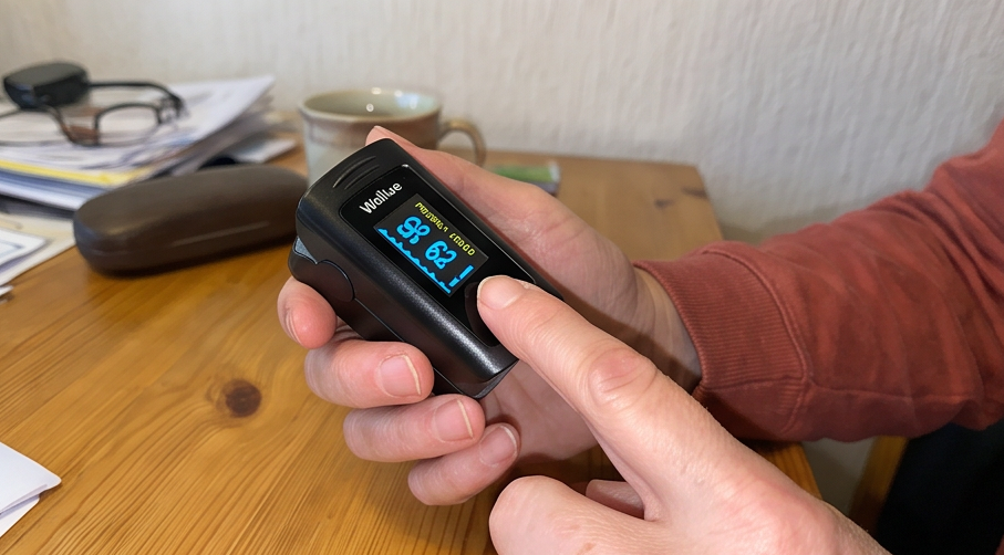 viatom pulsoximeter finger mit alarm im praktischen Einsatz